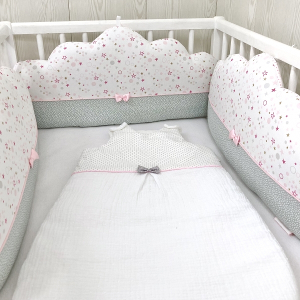 Tour de lit bébé 60cm large, nuages, 5 coussins, rose pâle et