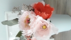 Magnifique bouquet du printemps rose en papier crėpon feuilles séchées et vase