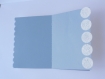 Carte de voeux bonne année en 3d bonhomme de neige sapins paillettes argent papier blanc texturé neige fond bleu 