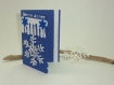 Carte de voeux bonne année en 3d étoiles flocon de neige paillettes bleues papier blanc texturé neige fond bleu 