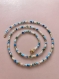 Collier en perles teintes de bleu 