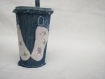 Porte-gobelet en jean bleu recyclé décoré d'une empreinte de pieds mauves en tissu coton fleuri (liberty) 
