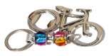 Porte-clés argenté avec un décapsuleur en vélo stylisé et deux perles de verre bicolores 