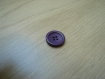 Trois petit boutons violet forme rond avec rebord   2-26