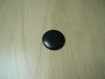 Deux gros boutons noir avec rebord et creux  29-86