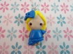 Collier chibi blonde et tenue bleue en pâte polymère