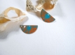 2 sequins  émaillés demi lune turquoise foncé et orange 30x15 mm 2 faces