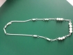 Un collier avec chaîne argentée, perles et perles lettres 