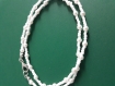 Un collier de perles en cristal blanc et perles de rocailles rondes de couleur blanche 