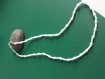 Un collier de perles en cristal blanc et perles de rocailles rondes de couleur blanche 