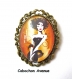 B3.458 bijou femme parisienne broche épingle bijou fantaise bronze cabochon verre femme élégante fashion victim mode haute couture (série 1) 