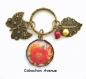 B3.935 bijou femme pivoines rouge jaune porte-clés bijou fantaisie bronze cabochon verre fleurs d'asie asiatique chine chinoise japon japonaise (série 2)