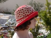 Chapeau très chic, ce chapeau bob est de couleur chamarrée beige et rouge sophia 55