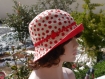 Chapeau très chic, ce chapeau bob est de couleur beige et rouge sophia 56