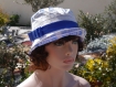 Chapeau très chic, ce chapeau bob est de couleur bleu électrique et blanche sophia 57