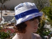 Chapeau très chic, ce chapeau bob est de couleur bleu électrique et blanche sophia 57