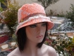 Chapeau très chic, ce chapeau bob est de couleur abricot et blanche sophia 
