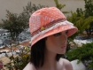 Chapeau très chic, ce chapeau bob est de couleur abricot et blanche sophia 