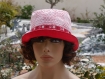 Chapeau très chic, ce chapeau bob est de couleur blanche et rouge sophia 61