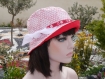 Chapeau très chic, ce chapeau bob est de couleur blanche et rouge sophia 61