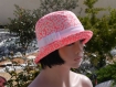 Chapeau très chic, ce chapeau bob est de couleur rose et blanche sophia 71