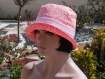 Chapeau très chic, ce chapeau bob est de couleur rose et blanche sophia 71