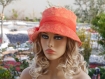 Chapeau très chic, ce chapeau bob est de couleur chamarrée dominance orange sophia 76