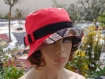 Chapeau très chic, ce chapeau bob est de couleur rouge sophia 87