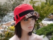 Chapeau très chic, ce chapeau bob est de couleur rouge sophia 87