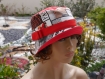 Chapeau très chic, ce chapeau bob est de couleur chamarrée dominance rouge sophia 88