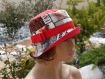 Chapeau très chic, ce chapeau bob est de couleur chamarrée dominance rouge sophia 88