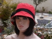 Chapeau très chic, ce chapeau bob est de couleur rouge sophia 89