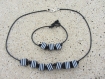 Parure collier ras du cou et bracelet coton ciré noir noué et perles cubes rayées en noir et blanc, original et leger