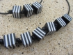 Parure collier ras du cou et bracelet coton ciré noir noué et perles cubes rayées en noir et blanc, original et leger
