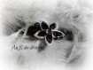 Pince clip en fil aluminium noir et fleur satin blanche et noire 