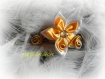 Pince clip en fil aluminium doré moucheté argent et fleur satin blanche et jaune 