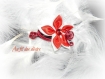 Pince clip en fil aluminium rouge et fleur satin blanche et rouge 