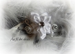 Pince clip en fil aluminium argenté et fleur satin blanche 