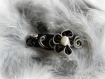 Pince clip en fil aluminium argent net noir associé d'une fleur en satin noir et blanche 