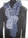 Echarpe tricotée effet foulard bleu marine à pois blancs 