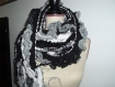 Grande écharpe unique en laine noire, grise, blanche avec franges faite main 