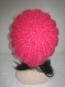 Bonnet grosse laine 100% merinos couleur fushia avec fleurs decoratives organza  tricot fait main