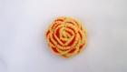 Broche composée d'une fleur jaune et orange au crochet 
