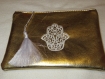 Jolie pochette zippée en simili-cuir doré , avec broderie marocaine 