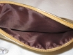 Jolie pochette zippée en simili-cuir doré , avec broderie marocaine 