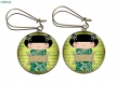 Boucles d’oreilles bronze avec cabochons synthétiques * kokeshi sur fond vert * 