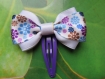 Barrette clic clac 5 cm avec noeud papillon en tissu satin blanc et imprimé fleur bleu, violet, marron 