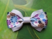 Barrette métal 5 cm avec petit noeud papillon en tissu satin blanc et imprimé fleur bleu, violet, marron 
