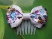 Petit peigne plastique 3 cm avec petit noeud papillon en tissu satin blanc et imprimé fleur bleu, violet, marron 