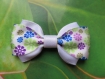Pince crocodile métal 4 cm avec petit noeud papillon en tissu satin blanc et imprimé fleur vert, violet, bleu 